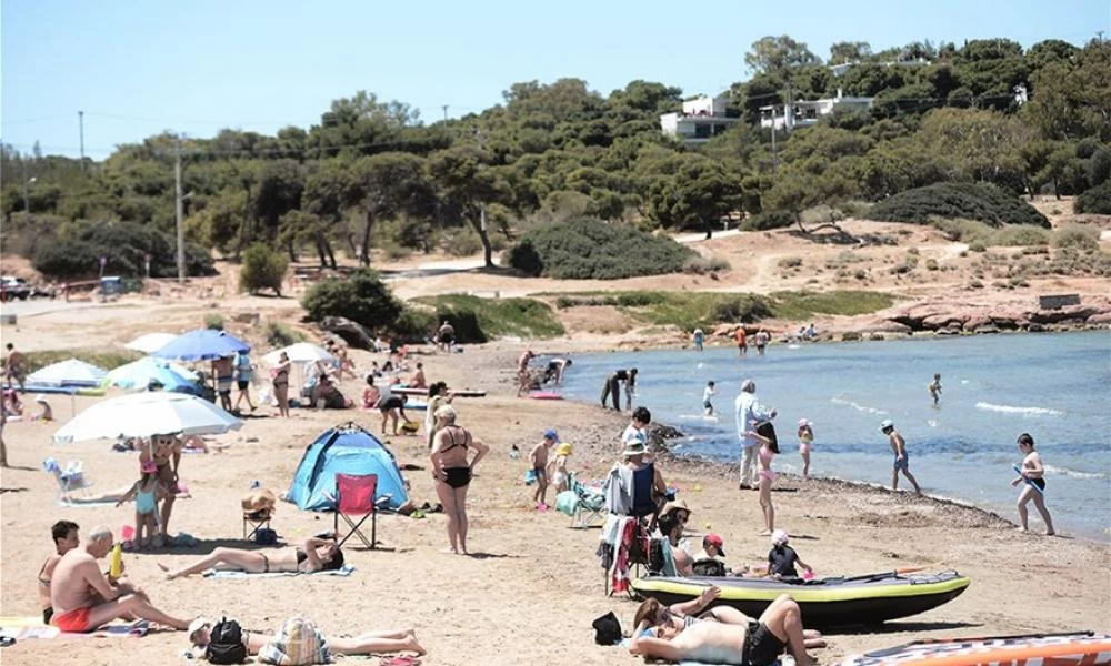 Το αδιαχώρητο στις παραλίες της Αττικής με σύμμαχο τον καλό καιρό
